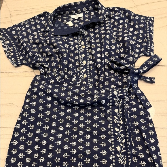 Ann Taylor Dresses & Skirts - Ann Taylor Weekend Navy and White Floral Dress